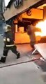 Un pompier courageux sort une bouteille de gaz en feu d'un restaurant (Mexique)