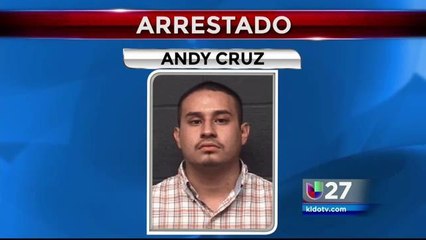 Hombre intenta desarmar a policía