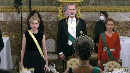 La reina Letizia, en un aprieto por culpa de la mascarilla. EP