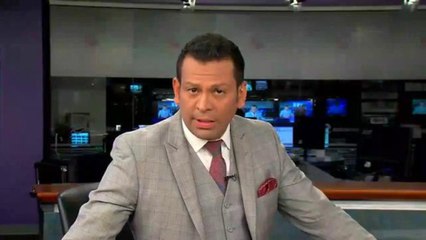 Mujer se atrinchera en su auto en plena calle