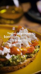 Tostas de guacamole, tomates cherry y queso feta