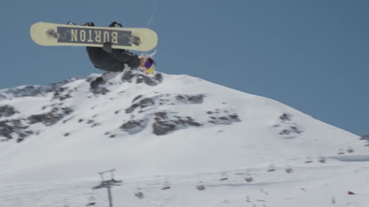 Snowboarderin zeigt atemberaubende sprünge