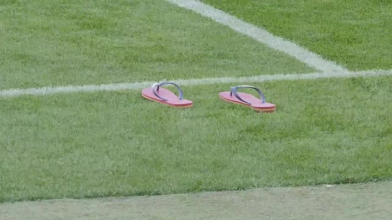 Barcelone - En tongs, pieds nus puis en crampons : le show Alves au Camp Nou