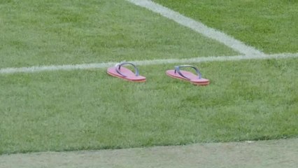 Barcelone - En tongs, pieds nus puis en crampons : le show Alves au Camp Nou
