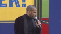 Alves hace enloquecer a la afición culé en el Camp Nou
