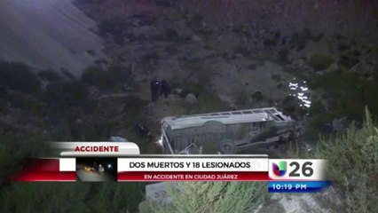 Camion de pasajeros cae a barranco y mueren dos personas.