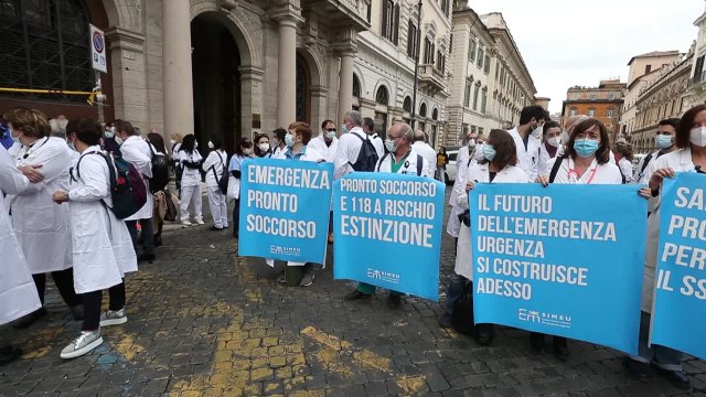 Medici e infermieri in piazza a Roma: Salvare medicina d' urgenza