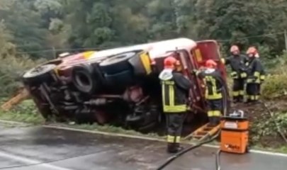 Video herunterladen: Gallicano nel Lazio (RM) - Autocisterna carica di Gpl si ribalta: operazioni di travaso (17.11.21)