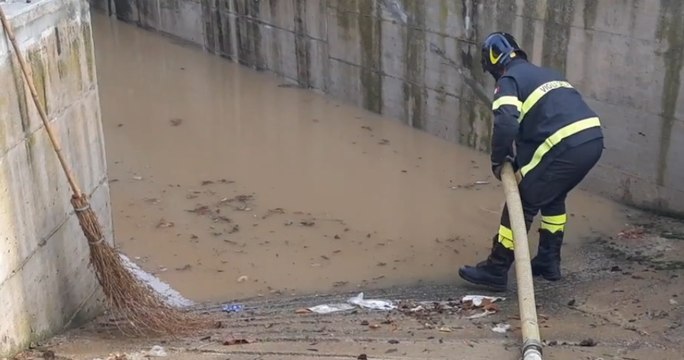 Maltempo nelle Marche, interventi dei Vigili del Fuoco tra province di Pesaro Urbino e Ancona (17.11.21)