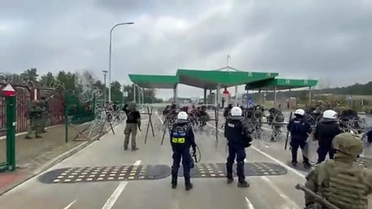 Migrants break through Polish Belarusian border
