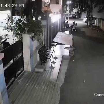 Des gens assis dehors en plein confinement se font chopper par la police