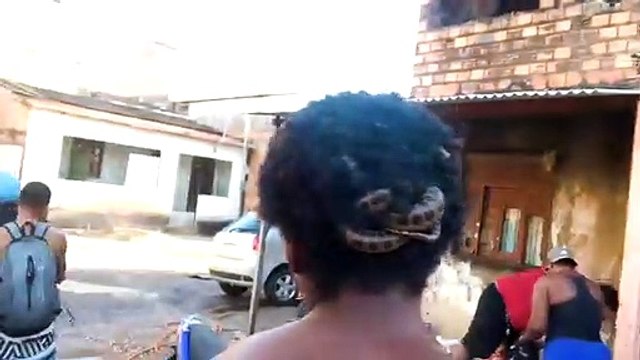 Utiliser un serpent comme chouchou pour les cheveux