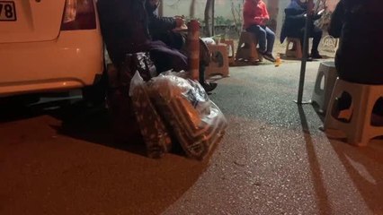 Bazı vatandaşlar depremin ardından evlerine giremiyor