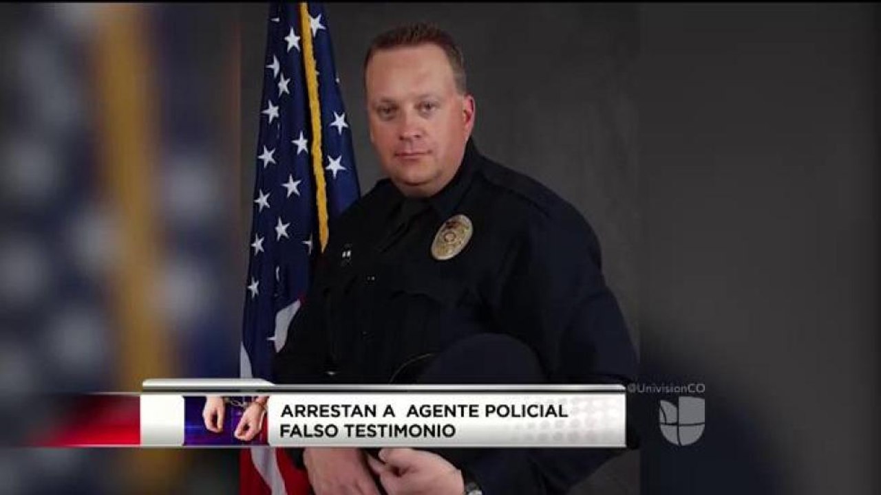 Arrestan a agente policial