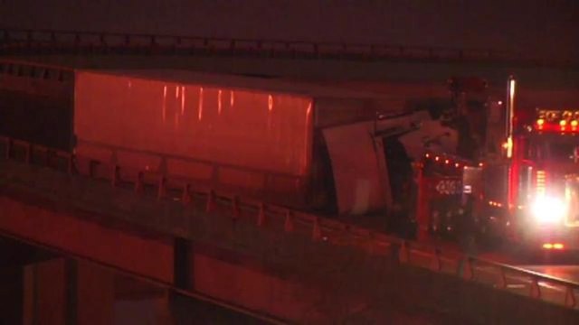 Los fuertes vientos causan estragos en la ciudad