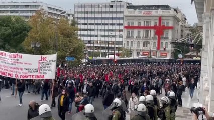 Yunanistan'da 17 Kasım anma yürüyüşünde silahlanma karşıtı slogan atıldı