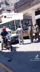 Tucumán: colectivo embiste a un hombre que atacaba al chofer