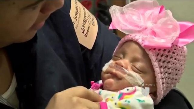 Padres celebran un milagro de vida