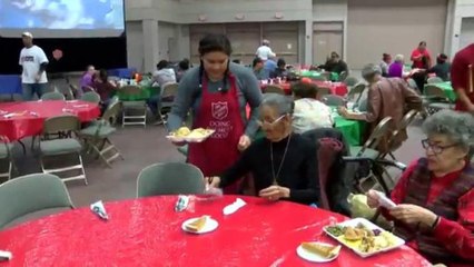 Entregan miles de platillos del Día de Acción de Gracias