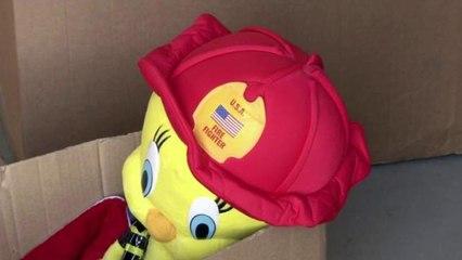 Santa Claus bombero se prepara a entregar regalos