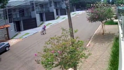 Homem aranha? Vídeo flagra homem escalando sobrado para furtar