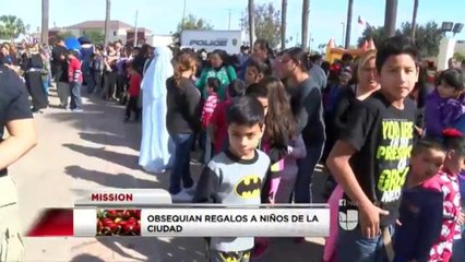 Obsequian regalos a niños de la ciudad de Mission