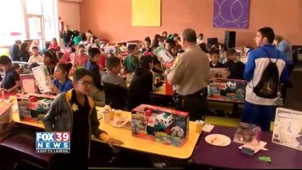 Deputy Santa visits UISD students