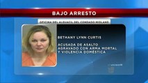 Arrestan a mujer por violencia doméstica