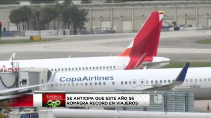 Miles de personas esperan en el aeropuerto para viajar