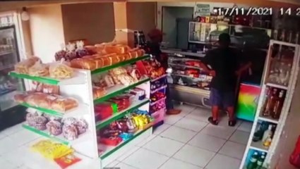 Vídeo: Bandidos armados invadem panificadora e ameaçam trabalhadores