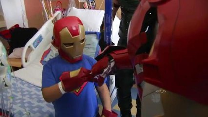 'Operation Hope' reparte juguetes a niños enfermos