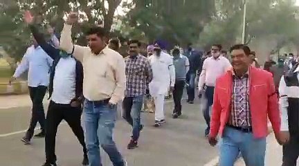 पदोन्नति के लिए सडक़ पर उतरे तकनीशियन