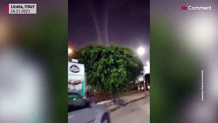 فيديو: شاهقة مائية تضرب قبالة سواحل صقلية وسط هبوب العواصف