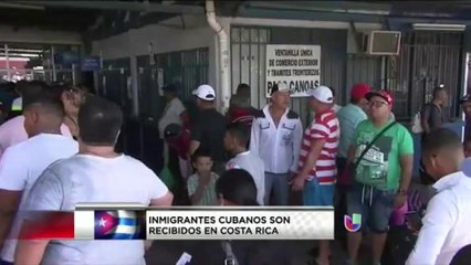 Inmigrantes cubanos son recibidos en Costa Rica