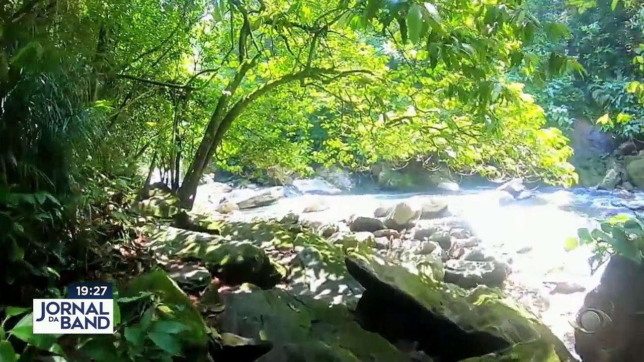 A polícia busca os bandidos que balearam um PM de folga em uma cachoeira do Litoral Paulista.