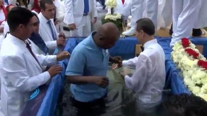 Miles celebran ceremonia internacional de bautismo