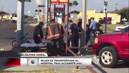 Mujer es transportada al hospital tras accidente víal