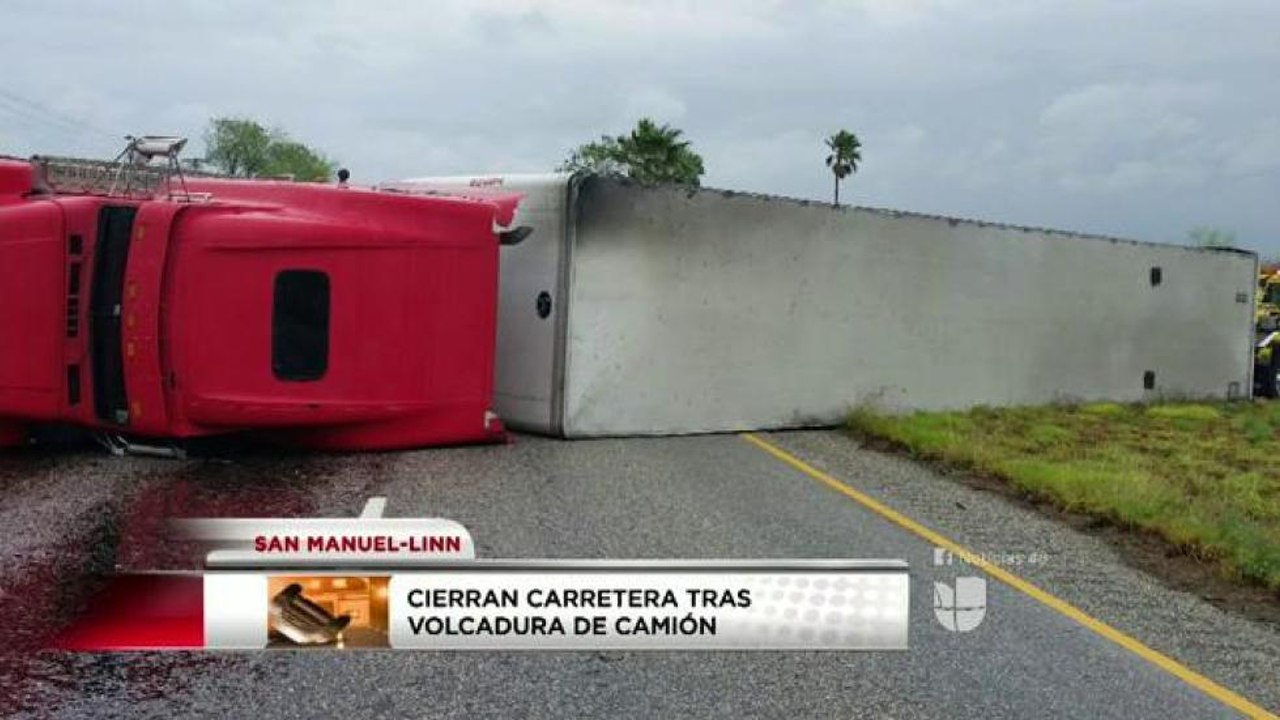 Cierran carretera tras volcadura de camión en San Manuel