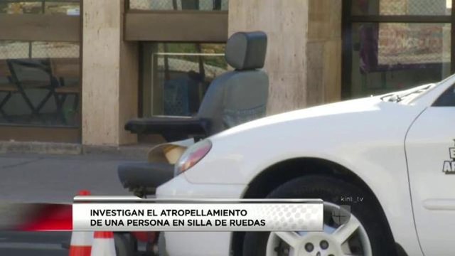 Un hombre en silla de ruedas es embestido por un vehículo.