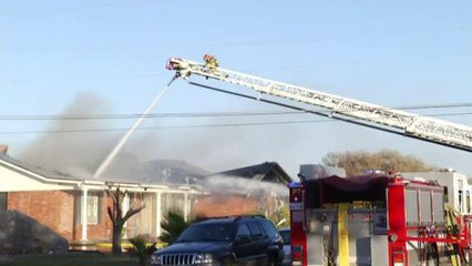 Dos familias pierden sus viviendas a causa de un fuerte incendio en el este