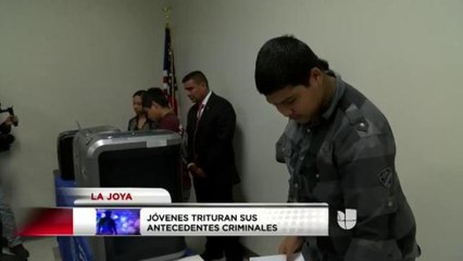 Video herunterladen: Jóvenes trituran sus antecedentes criminales