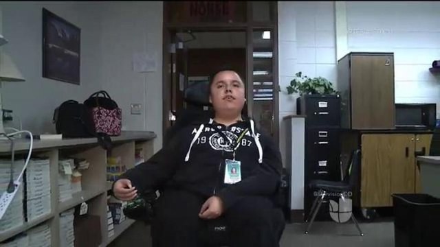 Joven con distrofia muscular necesita silla de ruedas