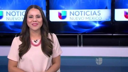 Jóvenes ayudan a persona smayores a usar la tecnología