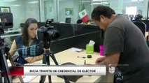 Mexicanos Acuden a Tramitar la Credencial de Elector