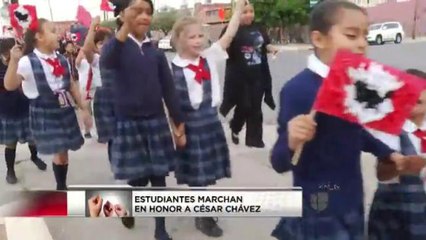 Estudiantes marchan en honor a César Chávez