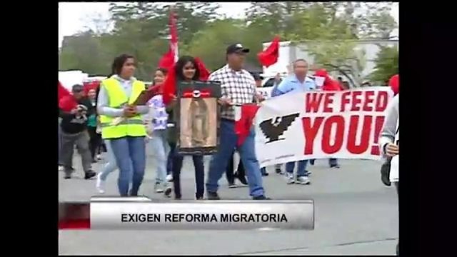 Centenares marchan en Salinas por una reforma migratoria
