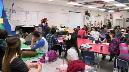 La hija de Hillary Clinton visita la preparatoria El Dorado