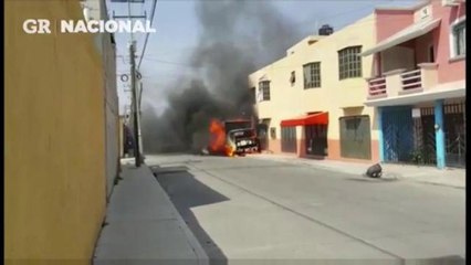 Queman vehículos tras detención de 12 supuestos autodefensas