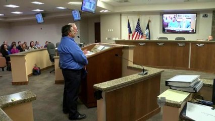 Trabajadores de la ciudad presentan queja ante la comisión de servicio civil.