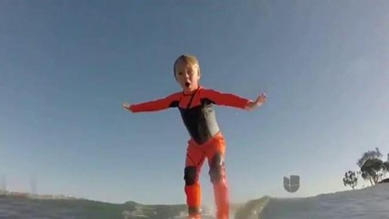 Niña de tan solo 4 años de edad Surfea con la ayuda de su papá, vea las impresionantes imagenes.